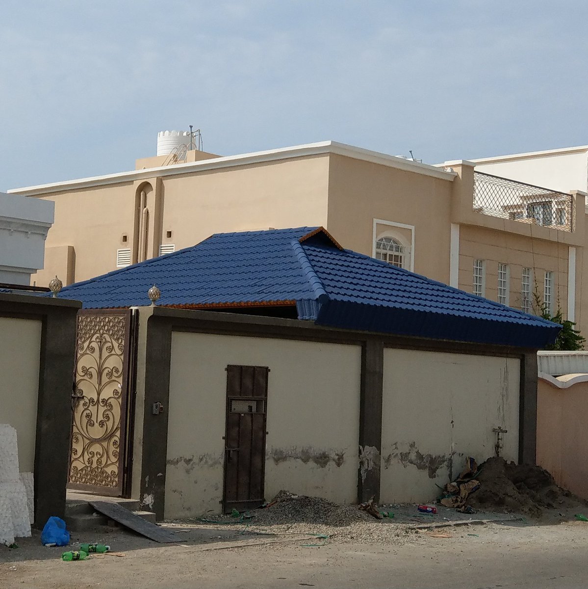 تركيب قرميد ملكي للمنازل بتفاصيل دقيقة وعملية