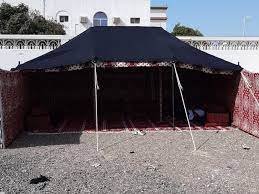 تصميمات حديثة لخيام بيوت شعر توفر الحماية والخصوصية في الأماكن المفتوحة.