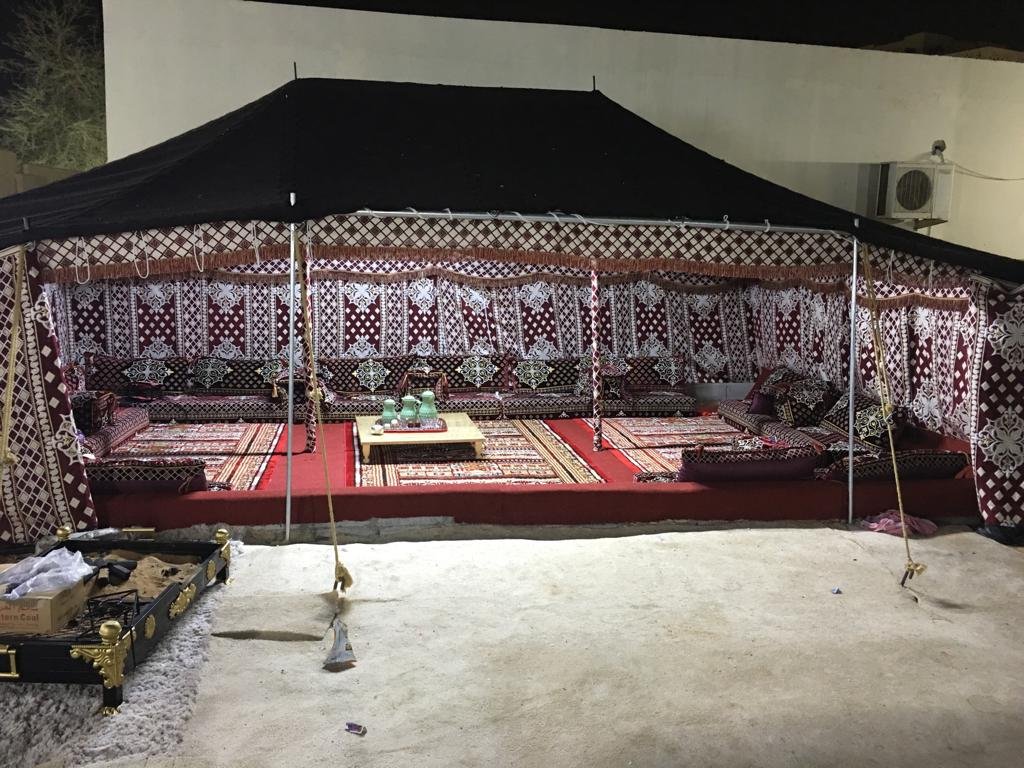 خيام بيوت شعر مريحة توفر لك المساحة المثالية للتجمعات والمناسبات الخارجية.